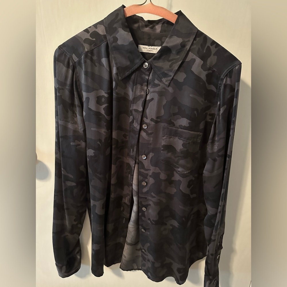 Equipment tops bundle. Size small- like new